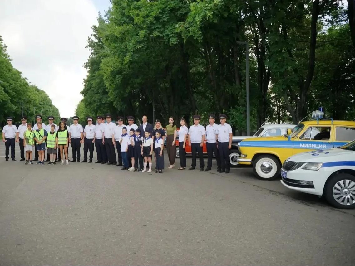 В Ессентуках прошла выставка транспорта ко Дню 90‑летия Госавтоинспекции.