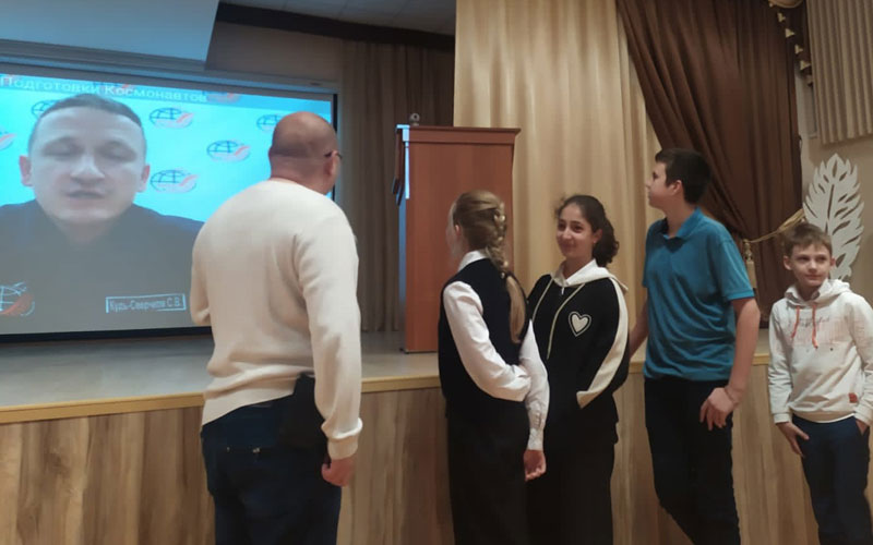 Школьники Ессентуков взяли интервью у космонавта-испытателя.