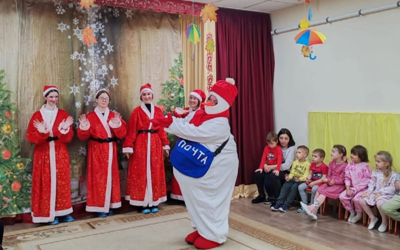 Детсадовцы Ессентуков попросили у Деда Мороза батарейки и кредитную карту.