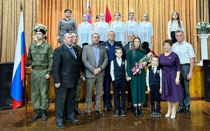 Семье военнослужащего из Ессентуков посмертно вручили Орден Мужества.