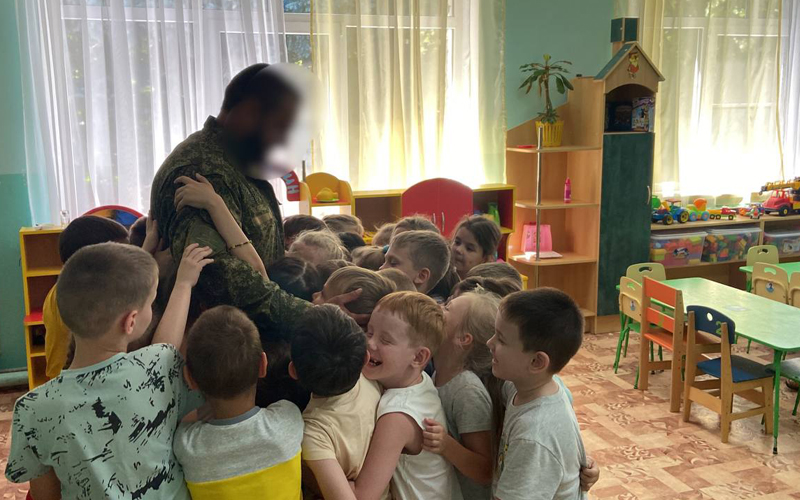 Ессентукские детсадовцы взяли интервью у бойца с СВО.