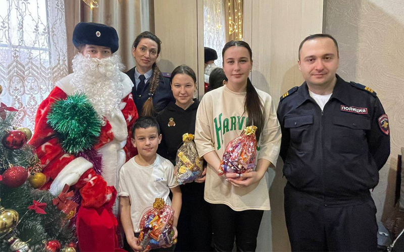 В Ессентуках полицейский Дед Мороз поздравил детей с Новым годом.