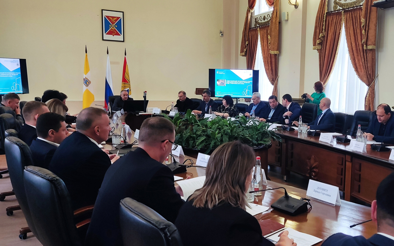В Ессентуках прошло выездное совещание комитета краевой Думы по промышленности, энергетике, строительству и ЖКХ.