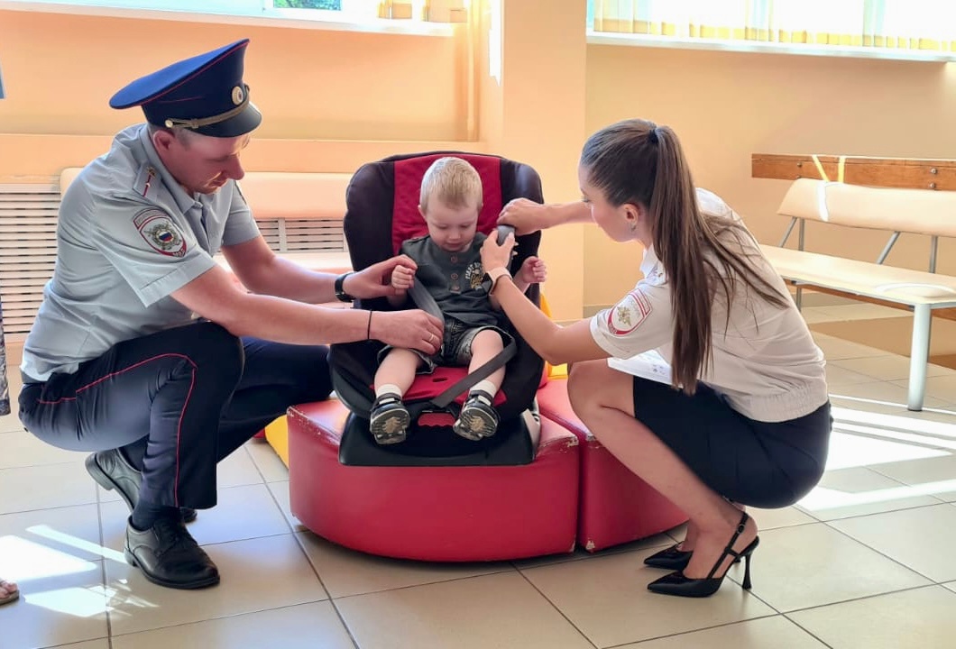В детской поликлинике ессентукские полицейские провели мастер-классы по правилам перевозки детей.