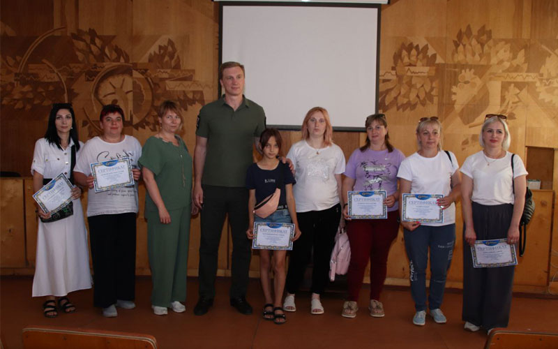 Глава Ессентуков вручил путевки в санатории детям Луганска.
