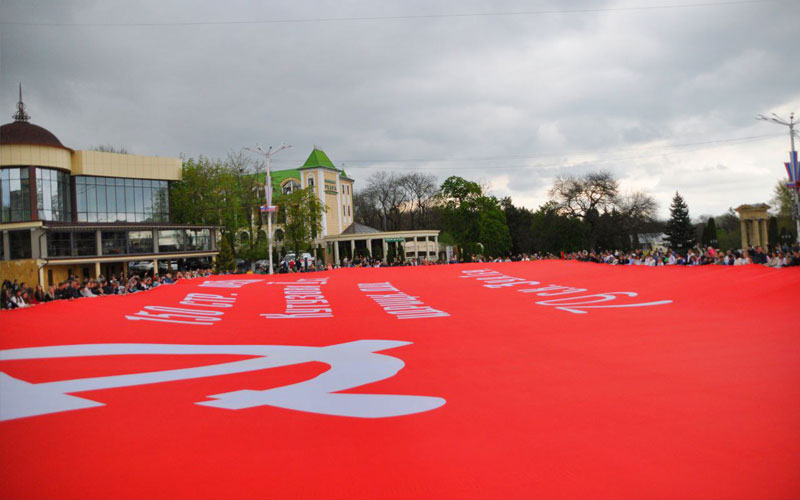 В Ессентуках развернули двухсотметровое Знамя Победы.