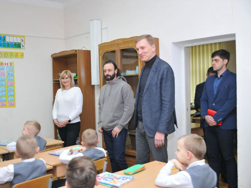 Александр Некристов и Илья Авербух посмотрели работу первого в Ессентуках спортивного класса.