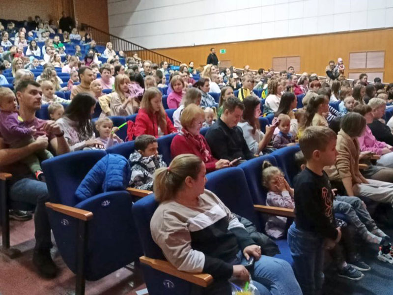 Дети мобилизованных ессентучан посетили музыкальное шоу.
