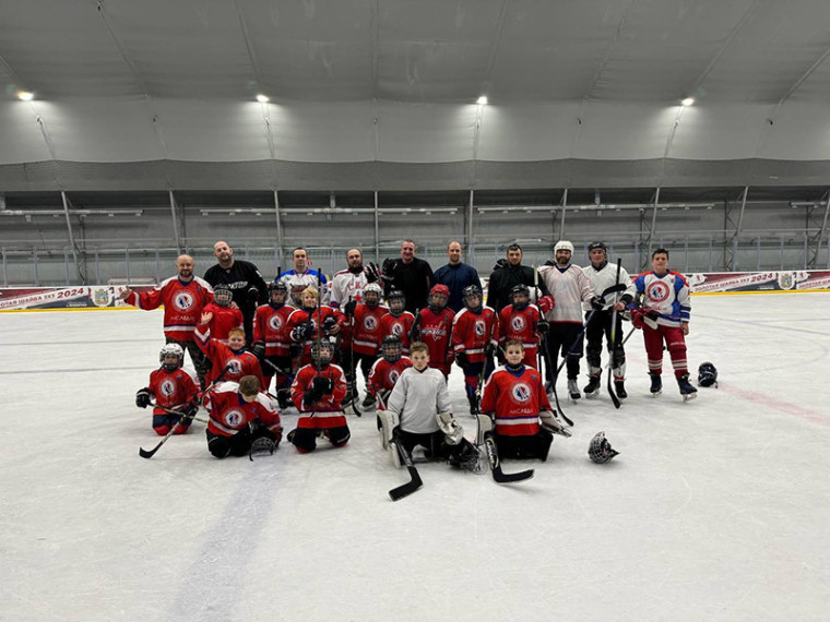 Хоккейным матчем сыновей и отцов закончился игровой сезон в Ессентуках..