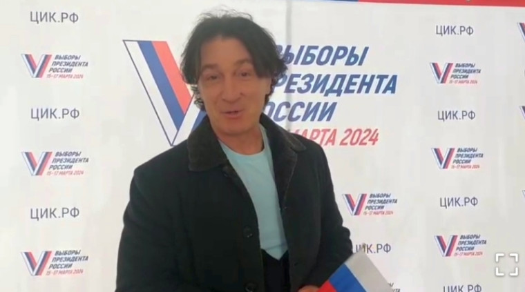 Заслуженный артист России пришёл на избирательный участок в Ессентуках.
