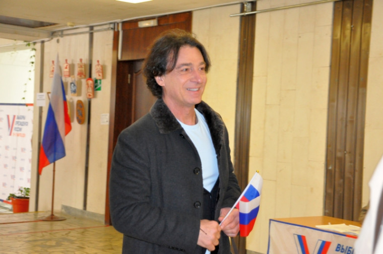 Заслуженный артист России пришёл на избирательный участок в Ессентуках.