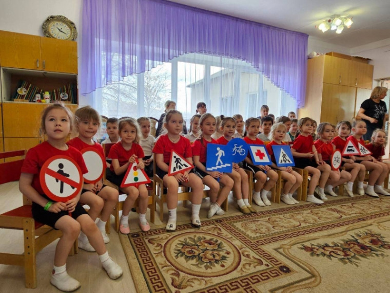 В Ессентуках детсадовцам рассказали о правилах дорожного движения.