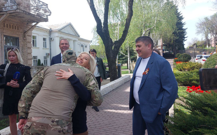 Глава Ессентуков вместе с депутатом Госдумы РФ Ольгой Казаковой передали автомобиль в зону СВО.