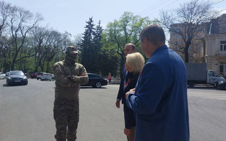 Глава Ессентуков вместе с депутатом Госдумы РФ Ольгой Казаковой передали автомобиль в зону СВО.