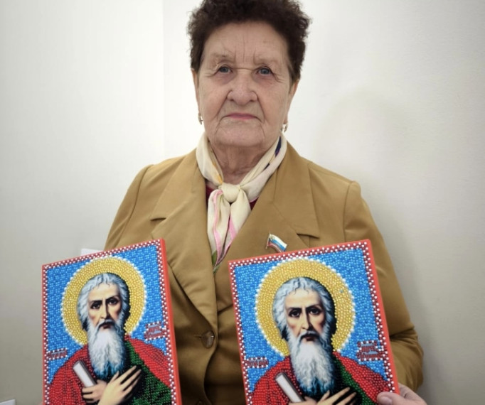 Пенсионерка из Ессентуков отправляет на фронт иконы ручной работы.