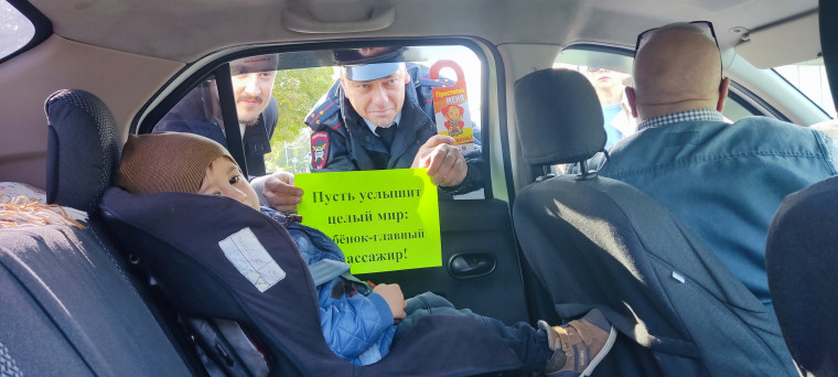 Сотрудники ГИБДД в Ессентуках проверили работу таксистов вместе с детсадовцами..